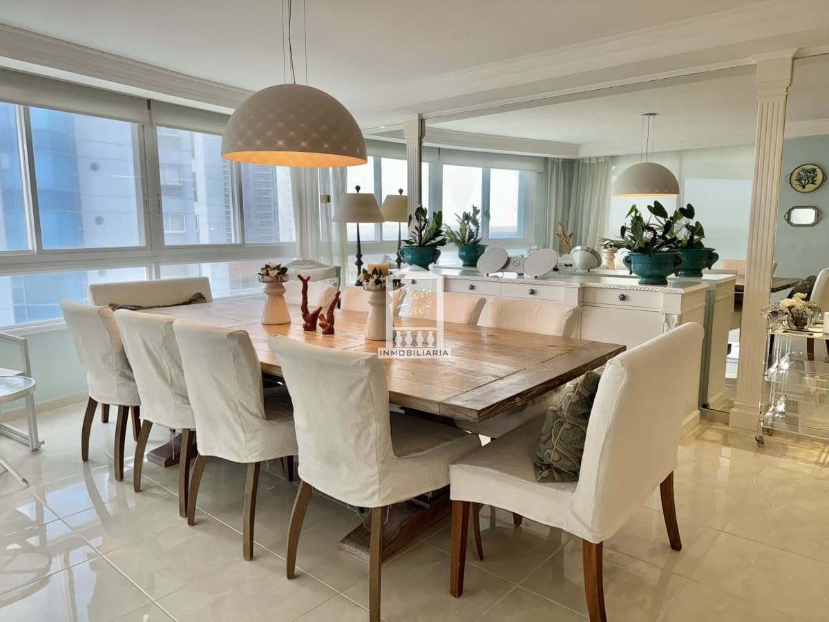 Apartamento de 3 dormitorios y servicio frente al mar en Playa Mansa, ALQUILER TEMPORADA