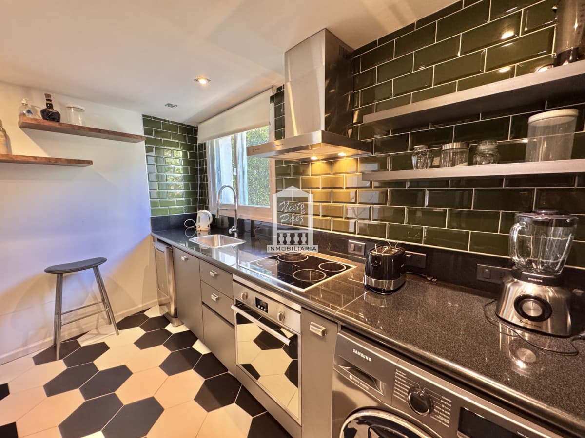 Apartamento de 3 dormitorios en venta en emblemática torre de Playa Mansa, primera línea