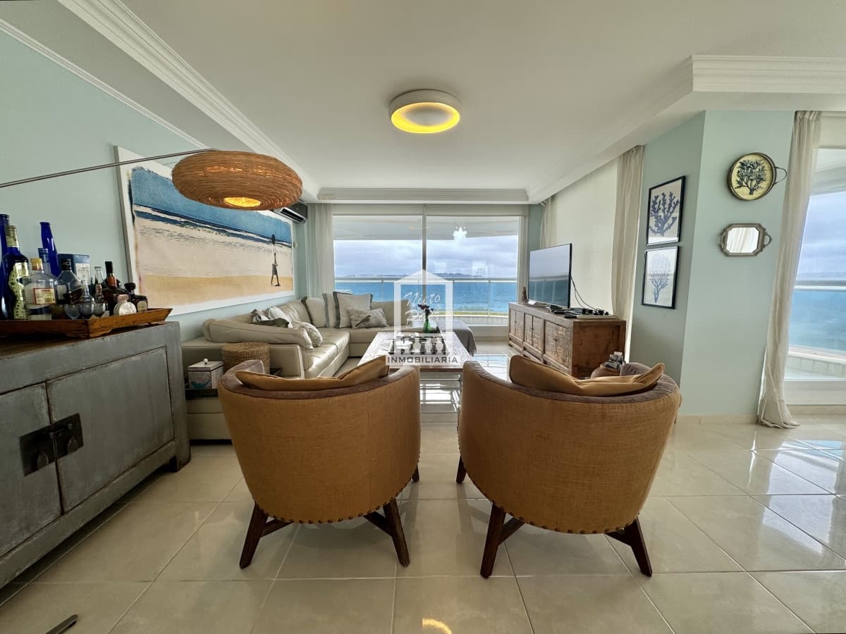 Apartamento de 3 dormitorios y servicio frente al mar en Playa Mansa, ALQUILER TEMPORADA