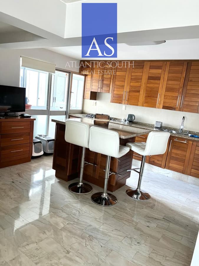 Venta de Excelente Apartamento de 3 dormitorios más dependencia en Punta del Este.
