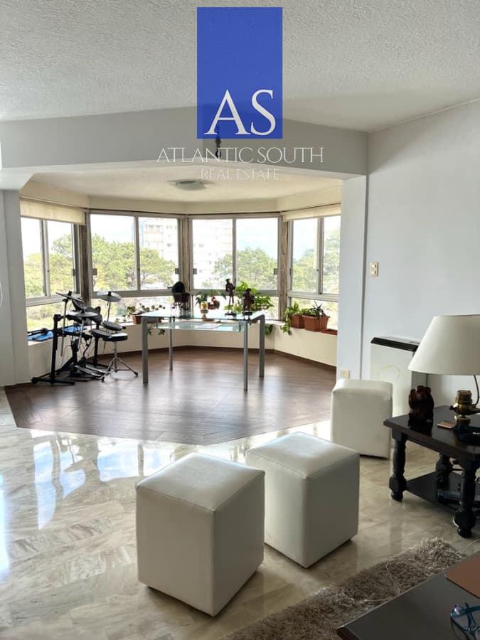 Venta de Excelente Apartamento de 3 dormitorios más dependencia en Punta del Este.