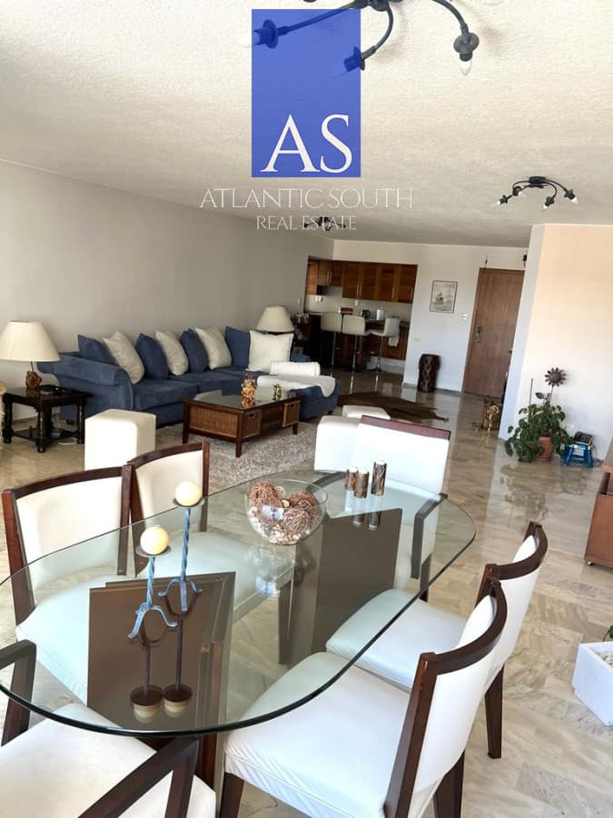 Venta de Excelente Apartamento de 3 dormitorios más dependencia en Punta del Este.