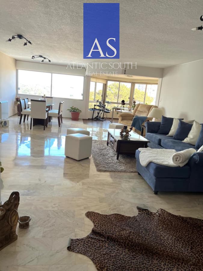 Venta de Excelente Apartamento de 3 dormitorios más dependencia en Punta del Este.