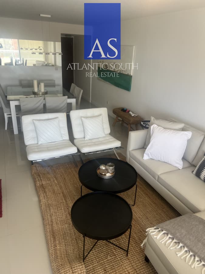 Oportunidad en torre de categoría 3 dormitorios vista parcial al mar servicios Punta del Este