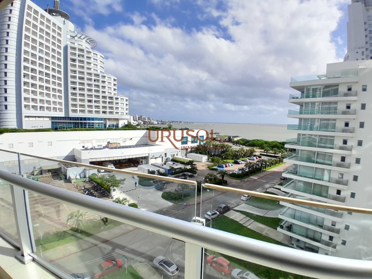 Se ALQUILA Apartamento en Season Tower  -