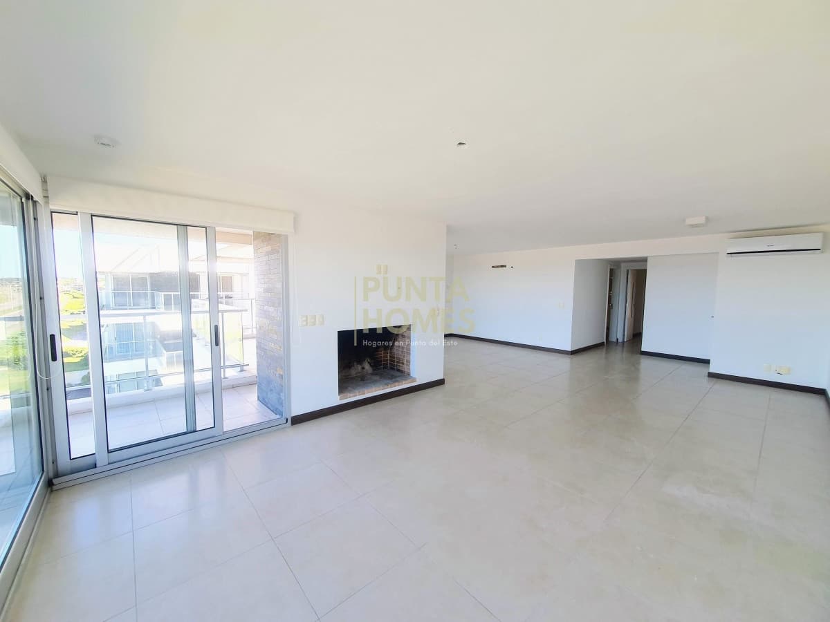 Punta Homes Inmobiliaria Apartamento ID.1626 - Venta de Penthouse Dúplex de 4 dormitorios en suite, frente al Mar en Punta del Este.