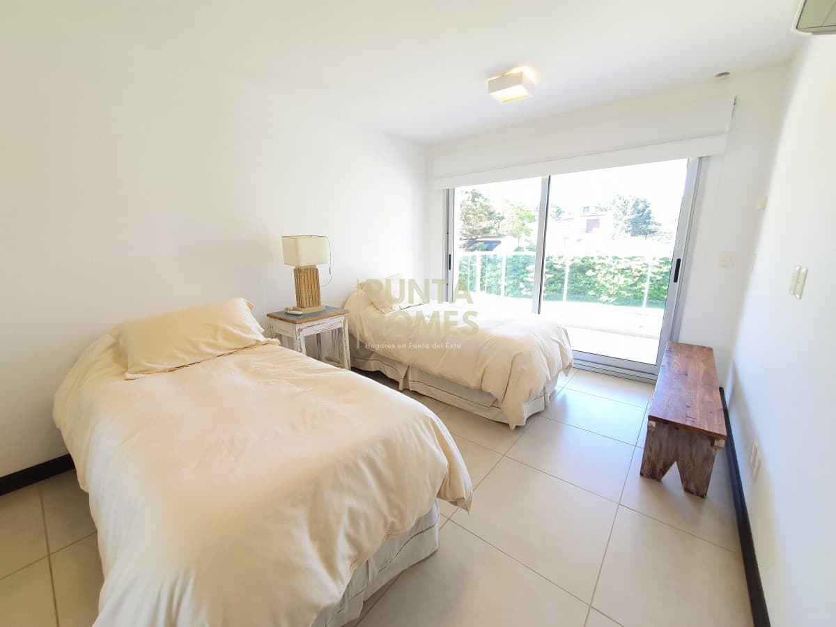Punta Homes Inmobiliaria Apartamento ID.1488 - Venta de Apartamento Dúplex de 4 dormitorios en SUITE en Pinares, Playa Mansa, Punta del Este.