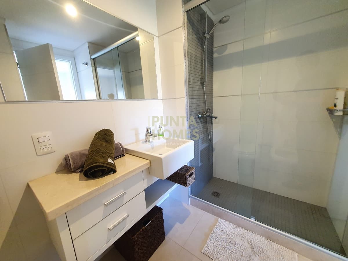 Punta Homes Inmobiliaria Apartamento ID.1488 - Venta de Apartamento Dúplex de 4 dormitorios en SUITE en Pinares, Playa Mansa, Punta del Este.