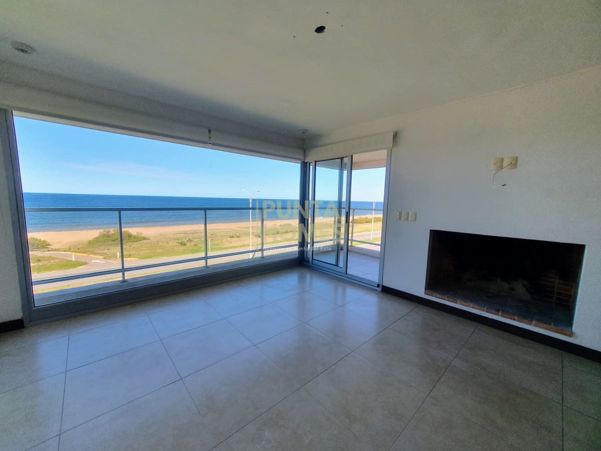 Punta Homes Inmobiliaria Apartamento ID.1626 - Venta de Penthouse Dúplex de 4 dormitorios en suite, frente al Mar en Punta del Este.