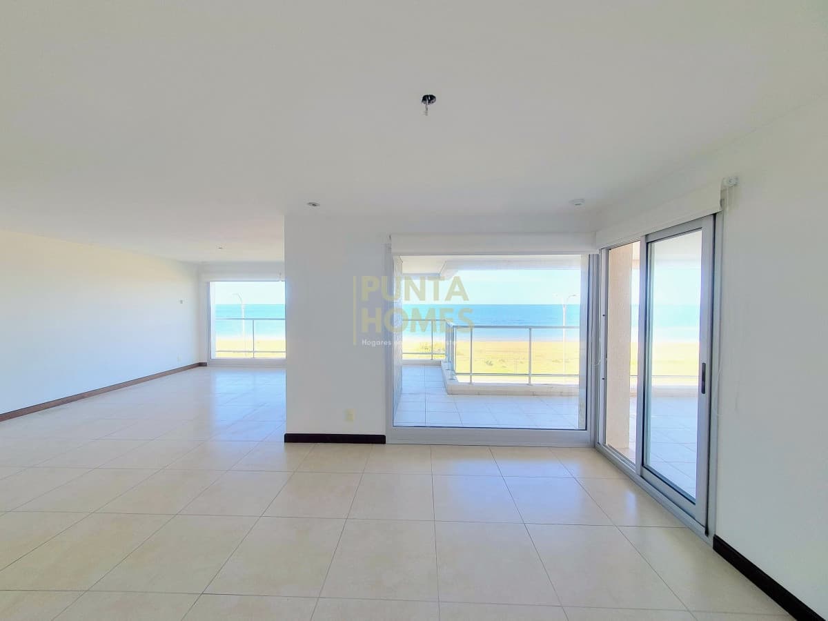 Punta Homes Inmobiliaria Apartamento ID.1626 - Venta de Penthouse Dúplex de 4 dormitorios en suite, frente al Mar en Punta del Este.