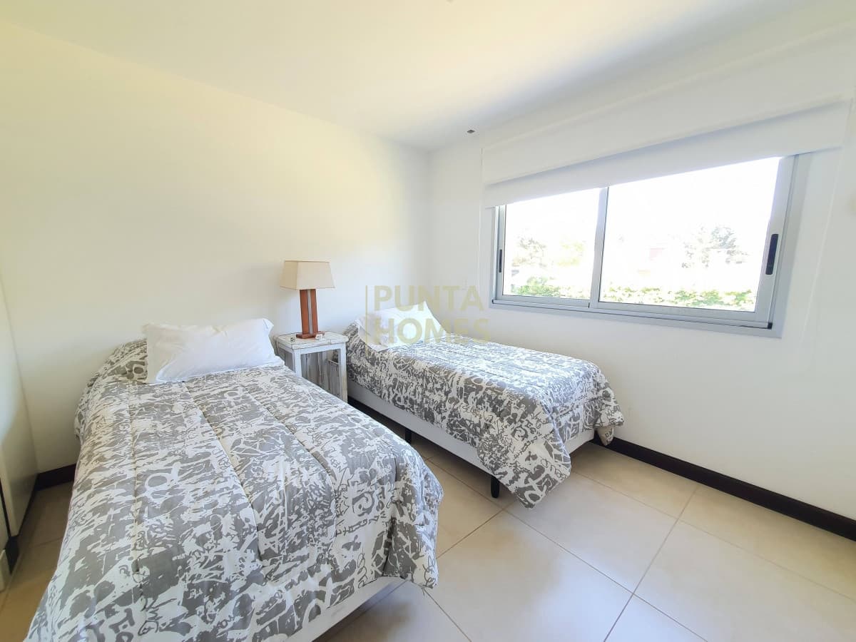 Punta Homes Inmobiliaria Apartamento ID.1488 - Venta de Apartamento Dúplex de 4 dormitorios en SUITE en Pinares, Playa Mansa, Punta del Este.