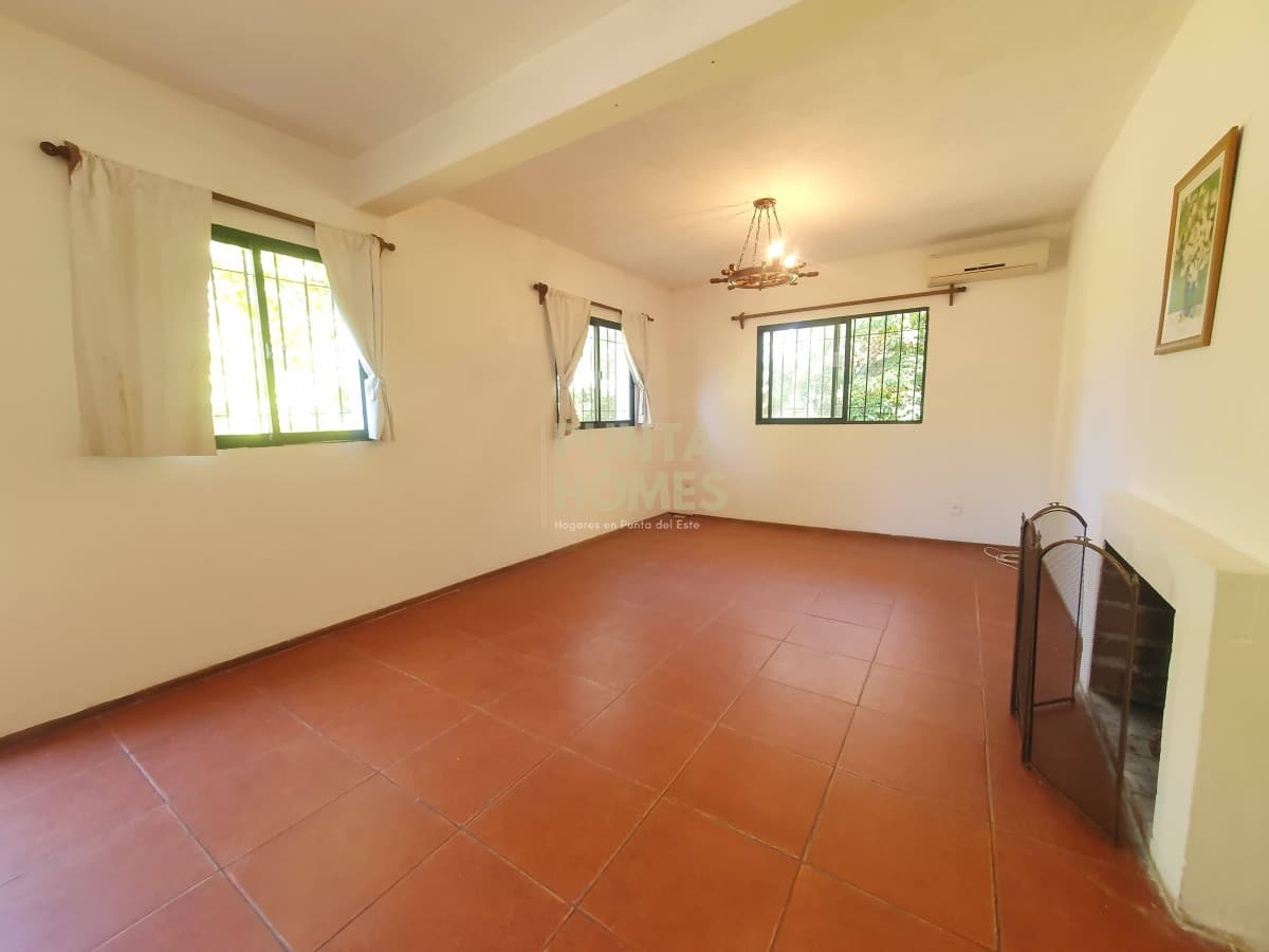 Punta Homes Inmobiliaria Casa ID.1691 - Venta de casa de 3 dormitorios y 2 baños en Pinares, Punta del Este.