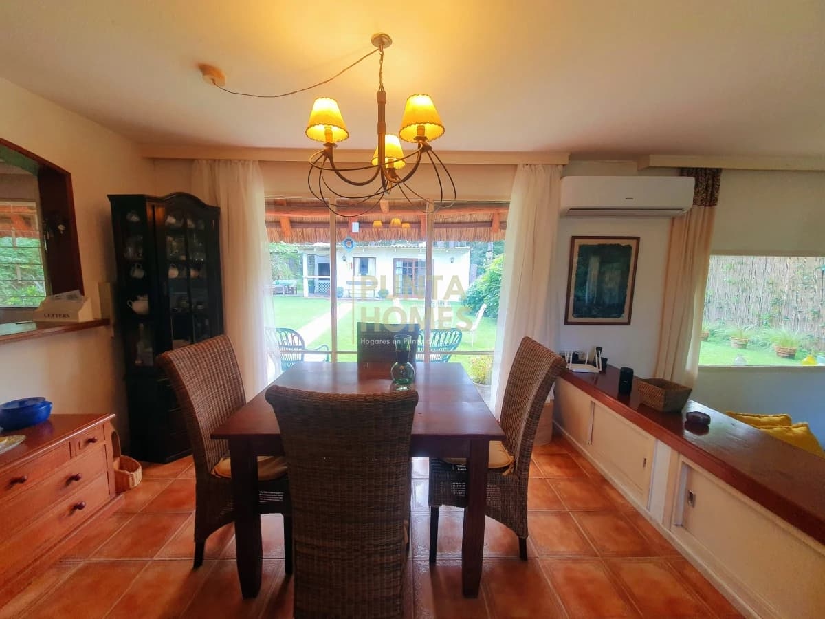 Punta Homes Inmobiliaria Casa ID.1639 - Venta de casa de 3 dormitorios, 3 baños + casa de huéspedes en Pinares, Playa Mansa, Punta del Este.