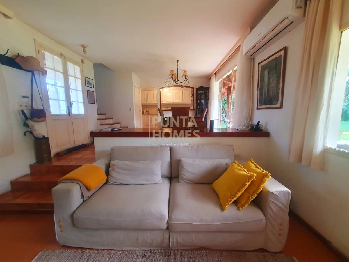 Punta Homes Inmobiliaria Casa ID.1639 - Venta de casa de 3 dormitorios, 3 baños + casa de huéspedes en Pinares, Playa Mansa, Punta del Este.