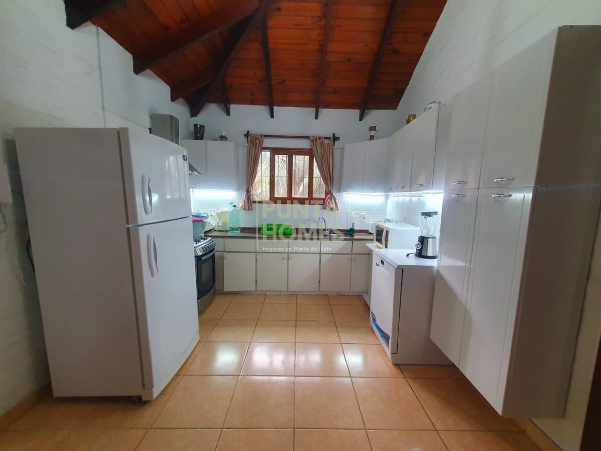 Punta Homes Inmobiliaria Casa ID.3806 - Venta de casa de 3 dormitorios en Cantegril, Punta del Este.