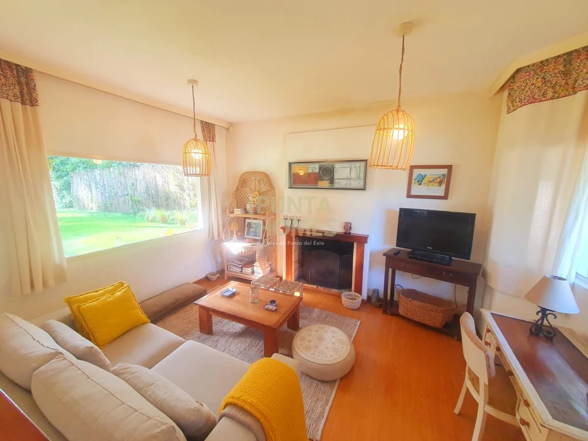 Punta Homes Inmobiliaria Casa ID.1639 - Venta de casa de 3 dormitorios, 3 baños + casa de huéspedes en Pinares, Playa Mansa, Punta del Este.