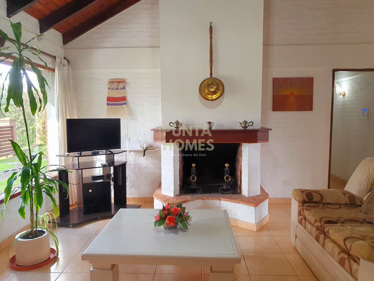 Punta Homes Inmobiliaria Casa ID.3806 - Venta de casa de 3 dormitorios en Cantegril, Punta del Este.