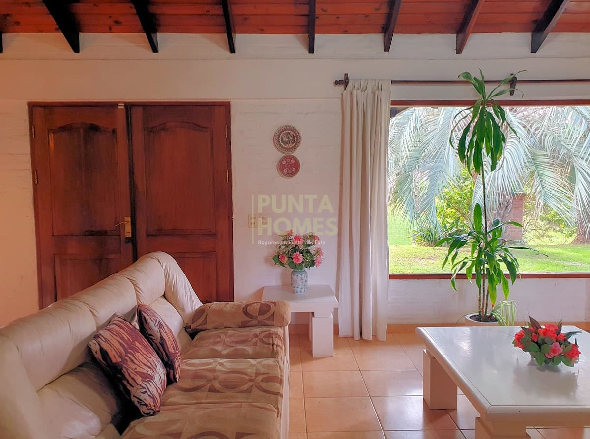 Punta Homes Inmobiliaria Casa ID.3806 - Venta de casa de 3 dormitorios en Cantegril, Punta del Este.