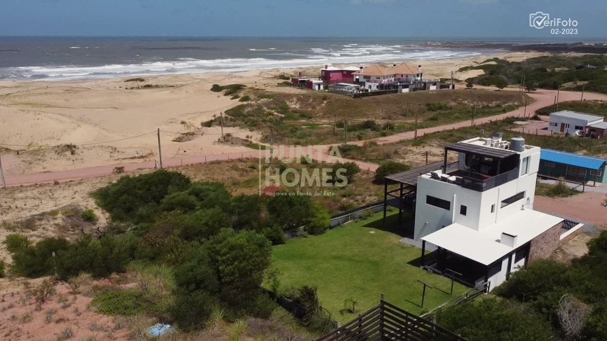 Punta Homes Inmobiliaria Casa ID.3842 - Venta Espectacular casa de 3 dormitorios frente al mar en Punta del Diablo.