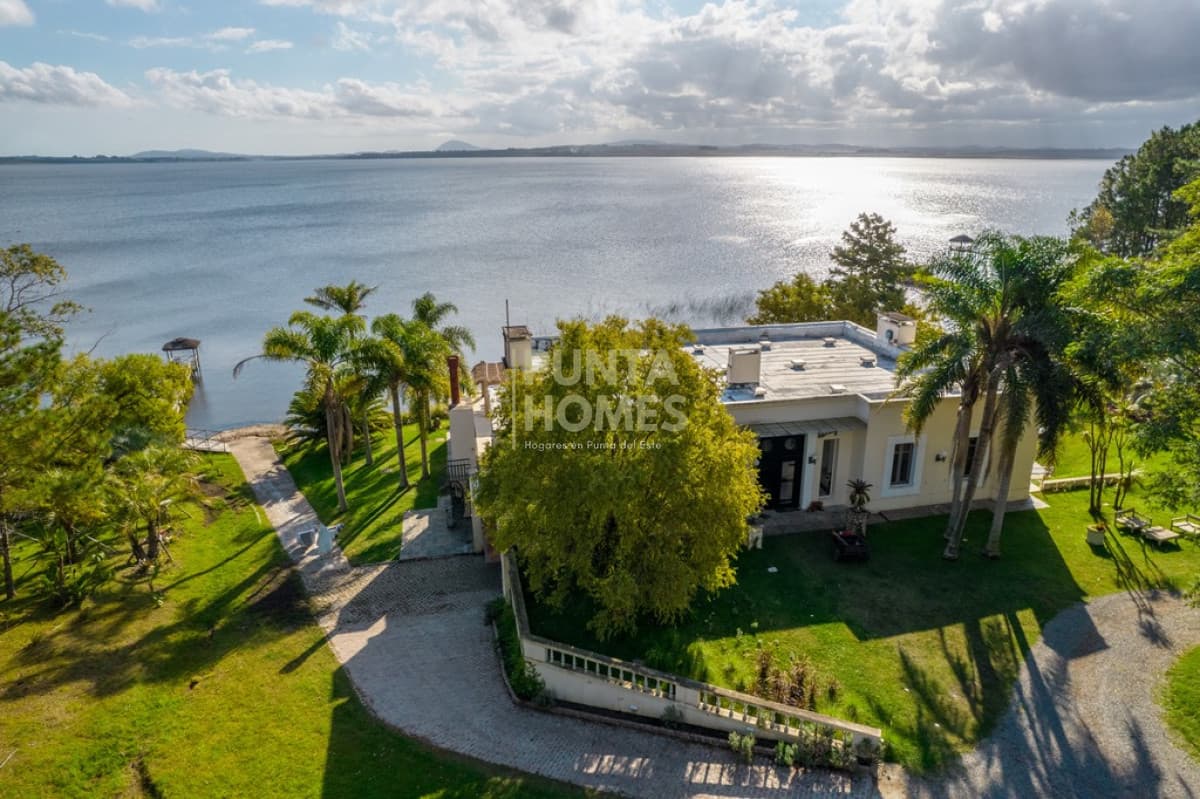 Punta Homes Inmobiliaria Casa ID.55 - Venta de Residencia de 7 dormitorios en Laguna del Sauce, Punta del Este