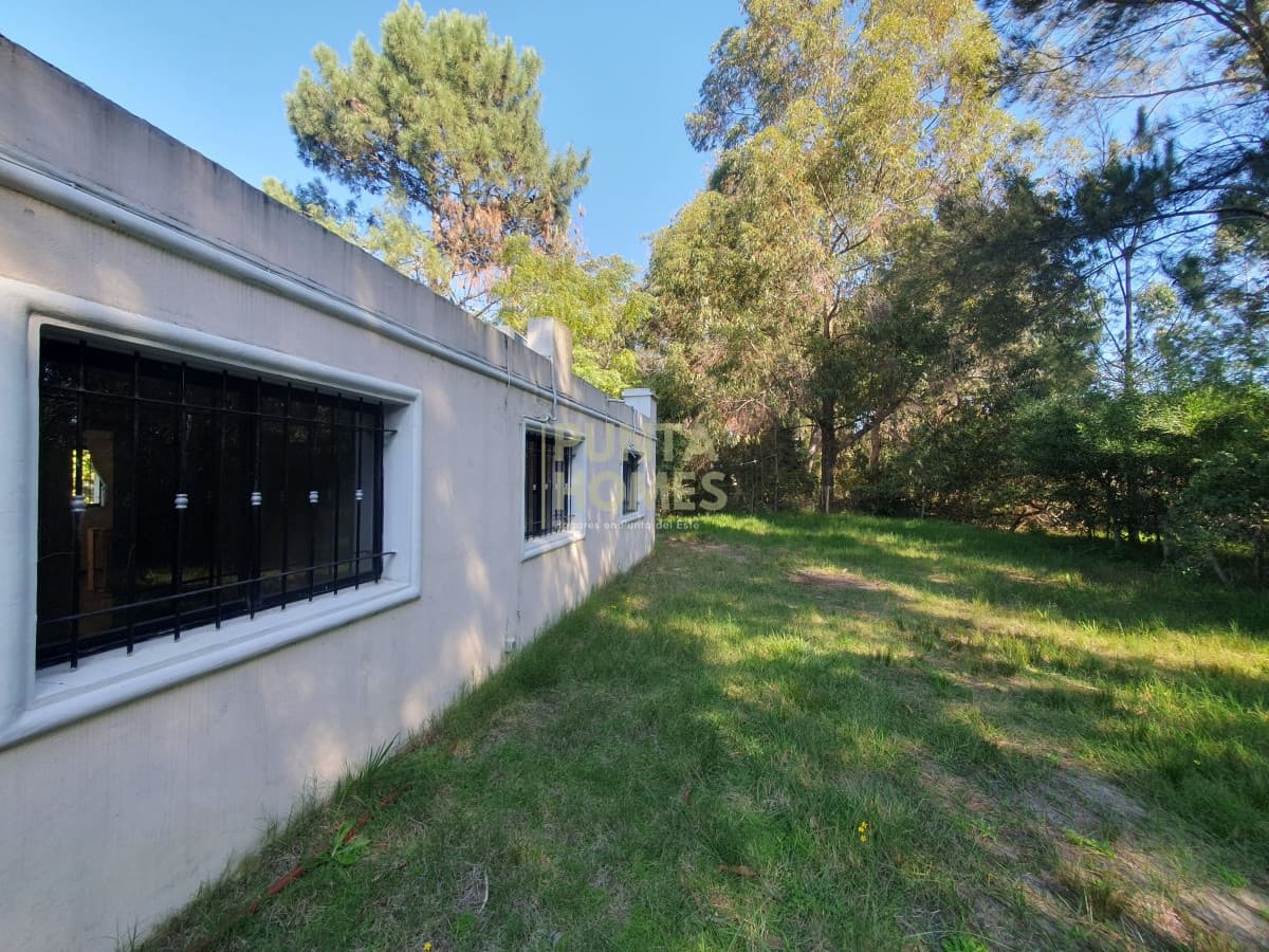 Punta Homes Inmobiliaria Casa ID.1691 - Venta de casa de 3 dormitorios y 2 baños en Pinares, Punta del Este.