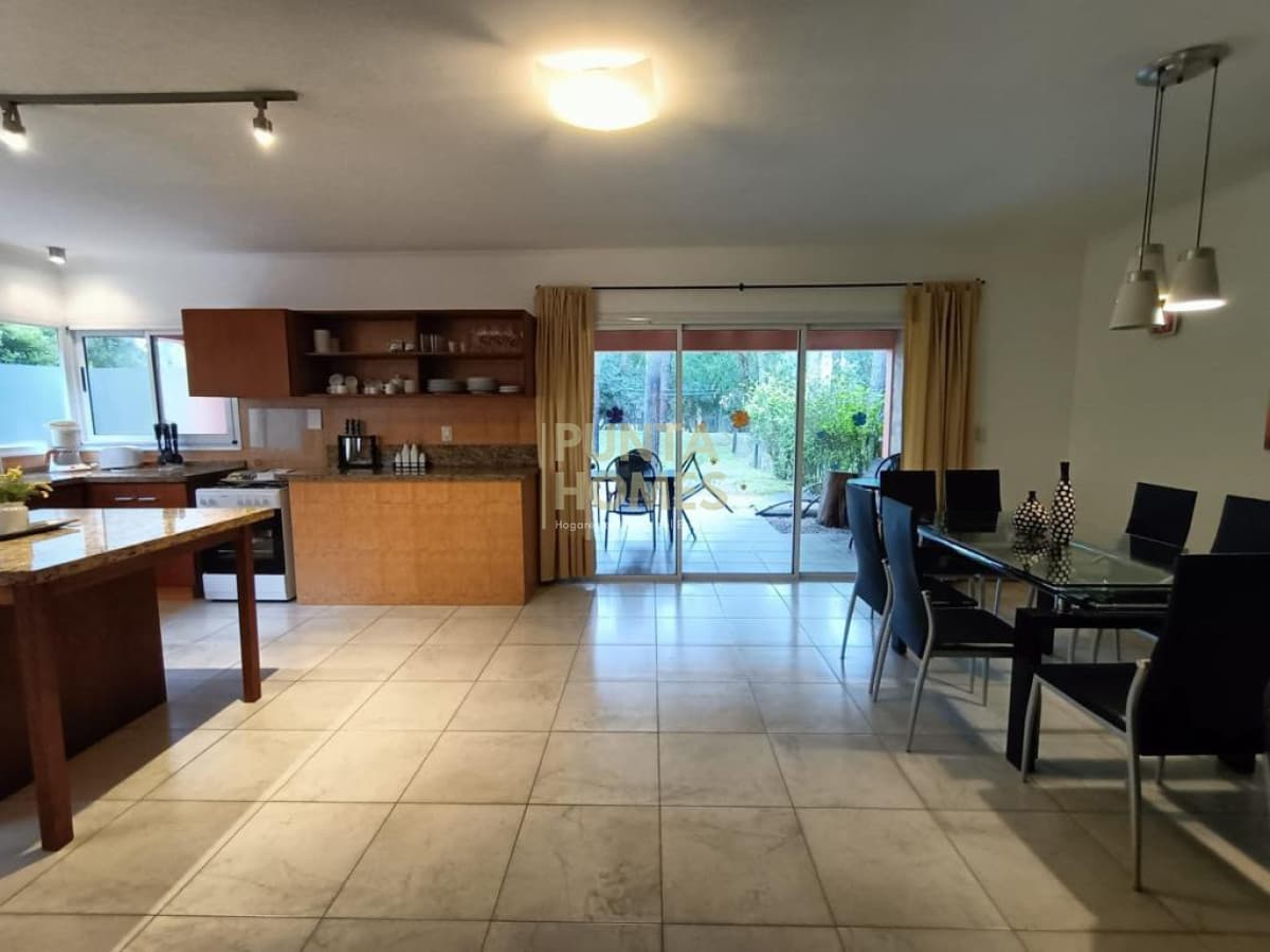 Punta Homes Inmobiliaria Casa ID.3956 - Venta amplia casa en Solanas