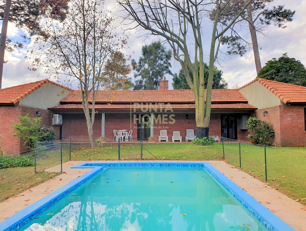 Punta Homes Inmobiliaria Casa ID.3806 - Venta de casa de 3 dormitorios en Cantegril, Punta del Este.