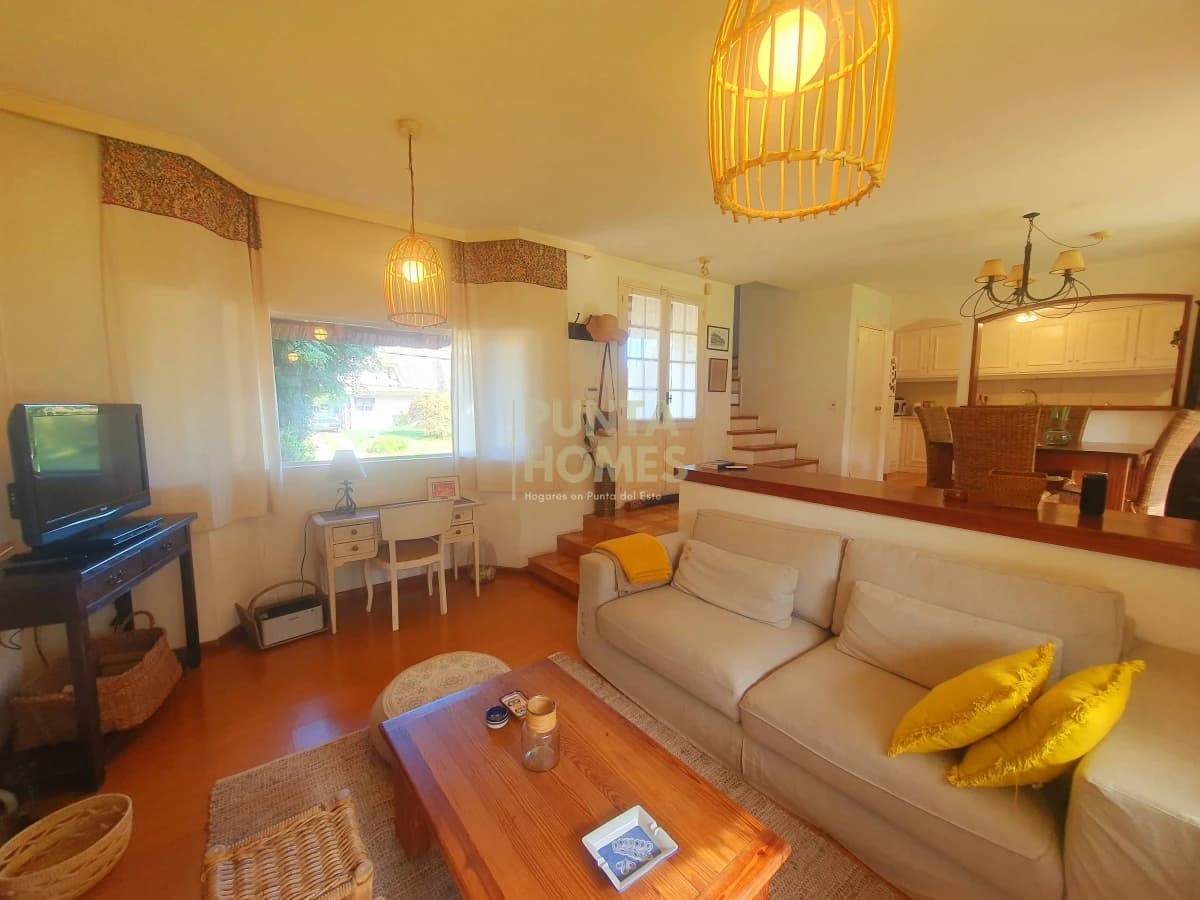 Punta Homes Inmobiliaria Casa ID.1639 - Venta de casa de 3 dormitorios, 3 baños + casa de huéspedes en Pinares, Playa Mansa, Punta del Este.