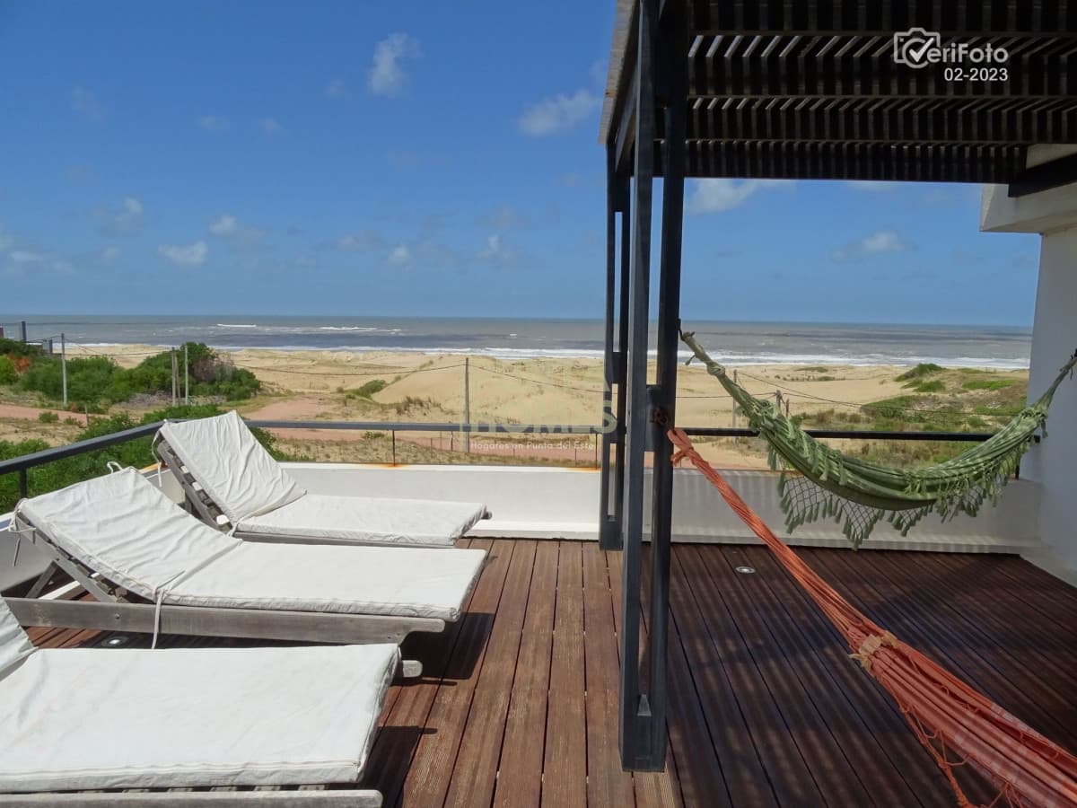 Punta Homes Inmobiliaria Casa ID.3842 - Venta Espectacular casa de 3 dormitorios frente al mar en Punta del Diablo.
