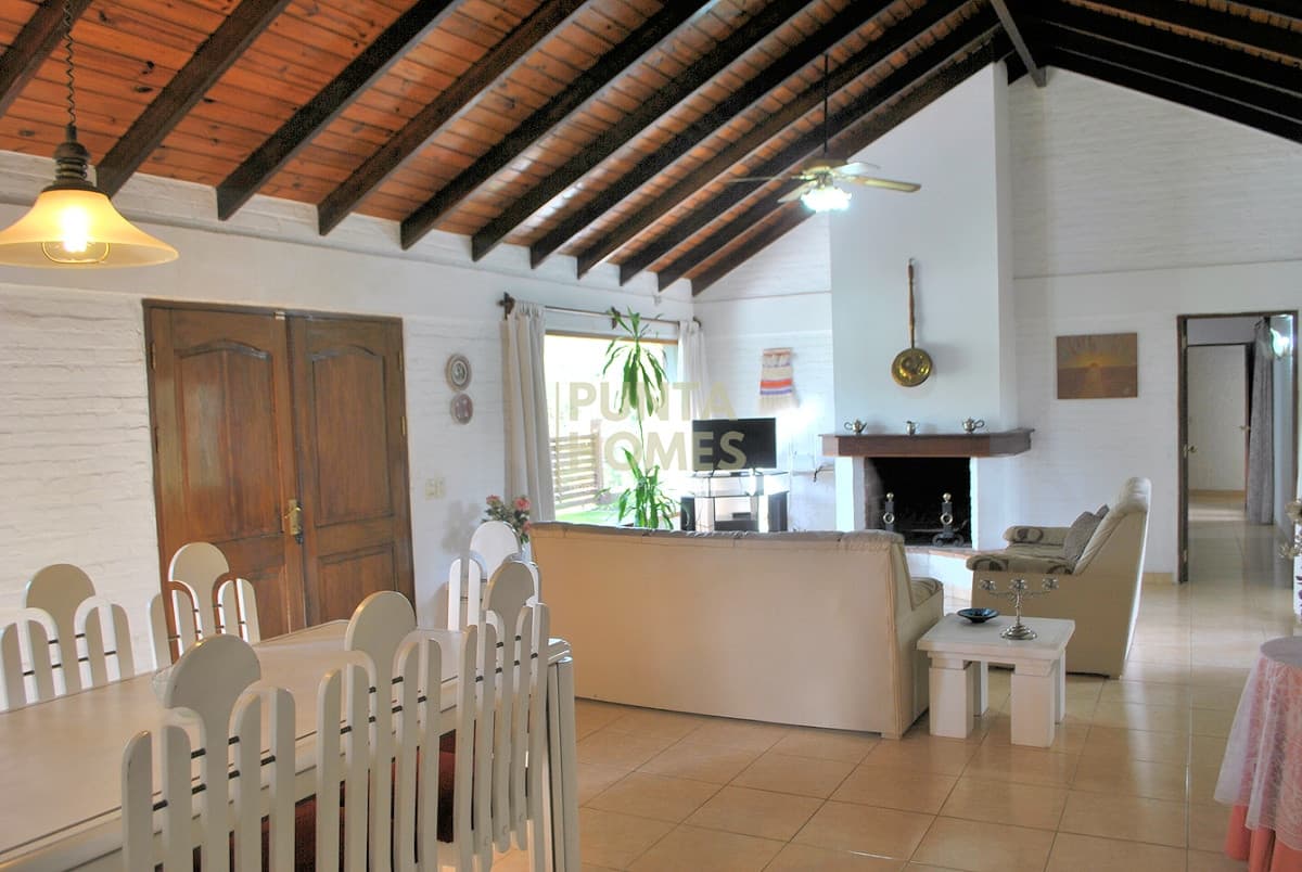 Punta Homes Inmobiliaria Casa ID.3806 - Venta de casa de 3 dormitorios en Cantegril, Punta del Este.