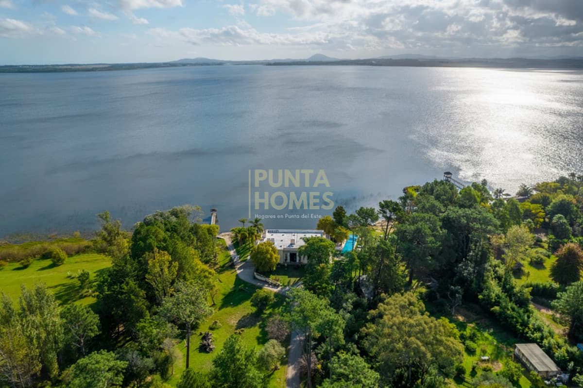 Punta Homes Inmobiliaria Casa ID.55 - Venta de Residencia de 7 dormitorios en Laguna del Sauce, Punta del Este