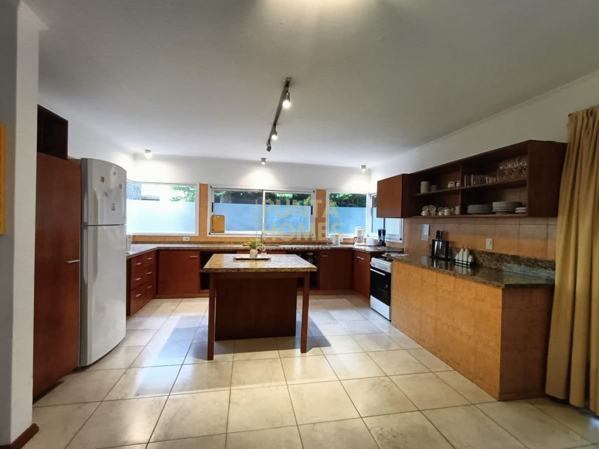 Punta Homes Inmobiliaria Casa ID.3956 - Venta amplia casa en Solanas