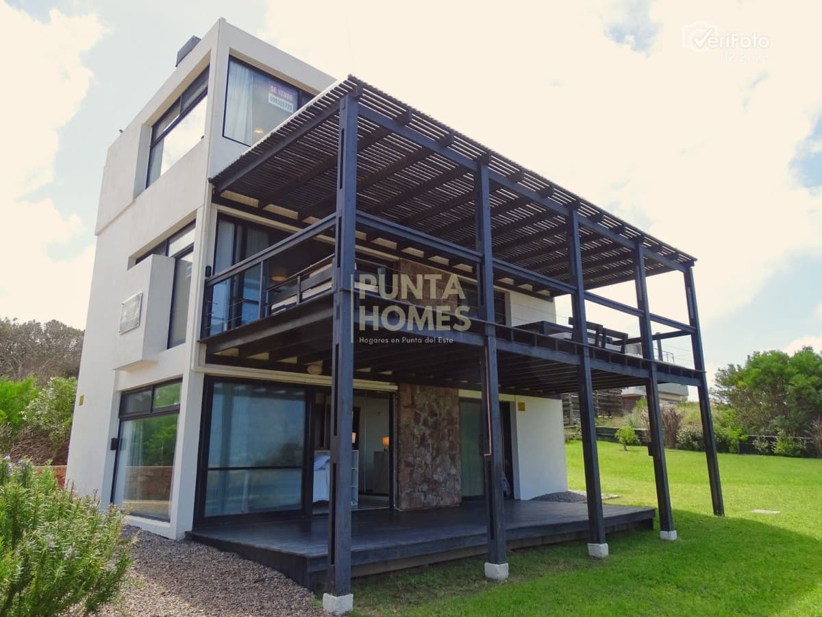 Punta Homes Inmobiliaria Casa ID.3842 - Venta Espectacular casa de 3 dormitorios frente al mar en Punta del Diablo.