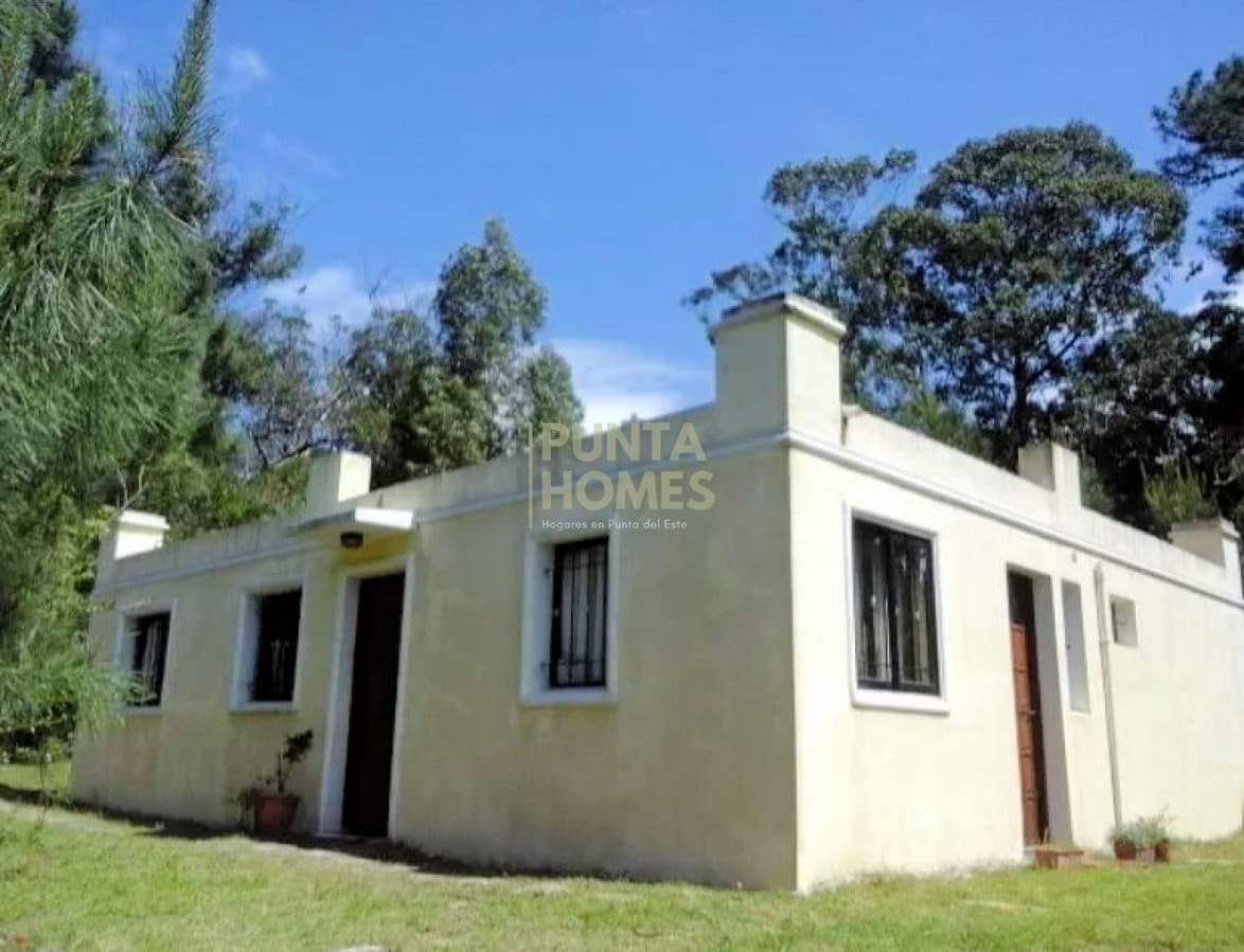 Punta Homes Inmobiliaria Casa ID.1691 - Venta de casa de 3 dormitorios y 2 baños en Pinares, Punta del Este.
