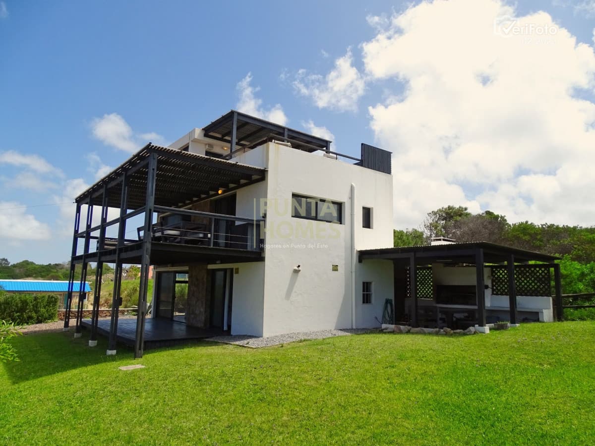 Punta Homes Inmobiliaria Casa ID.3842 - Venta Espectacular casa de 3 dormitorios frente al mar en Punta del Diablo.