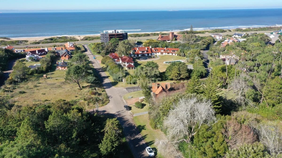 Punta Homes Inmobiliaria Terreno ID.83 - Venta de Terreno de 967 m2, en San Rafael, Punta del Este. a 100 mts del Mar.