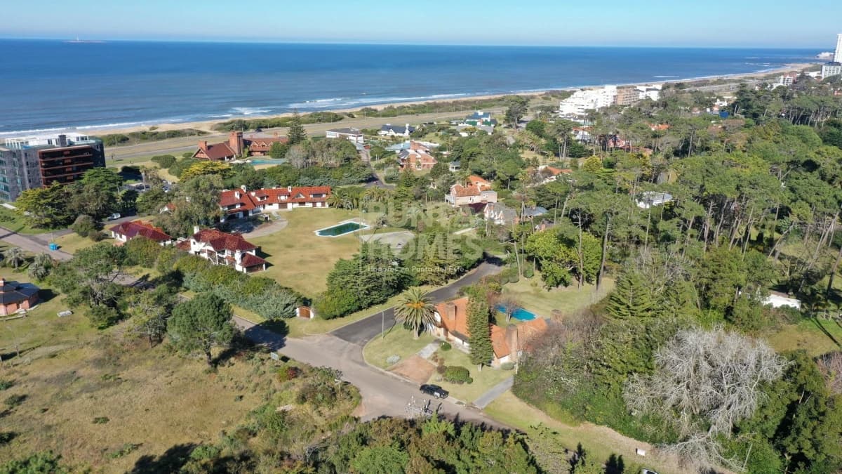 Punta Homes Inmobiliaria Terreno ID.83 - Venta de Terreno de 967 m2, en San Rafael, Punta del Este. a 100 mts del Mar.