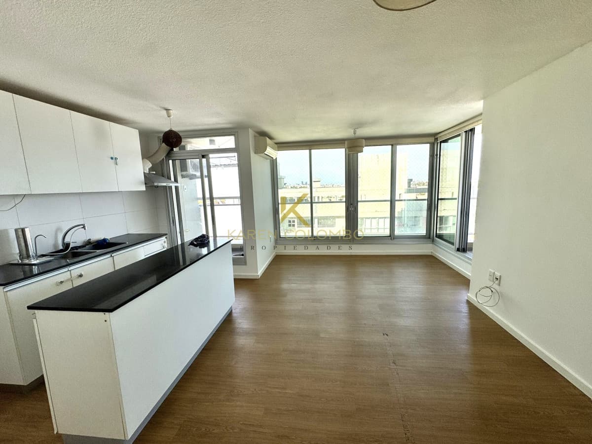 Apartamento en venta 2 Dormitorios y cochera en Palermo, Montevideo