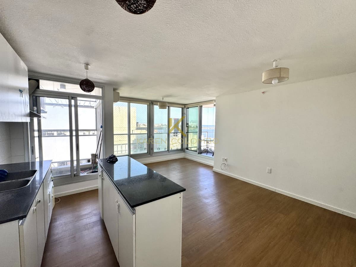 Apartamento en venta 2 Dormitorios y cochera en Palermo, Montevideo