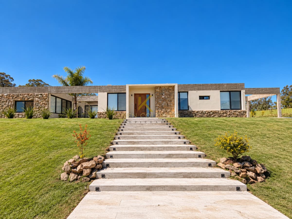 Espectacular casa en Venta y Alquiler temporal en Barrio Privado