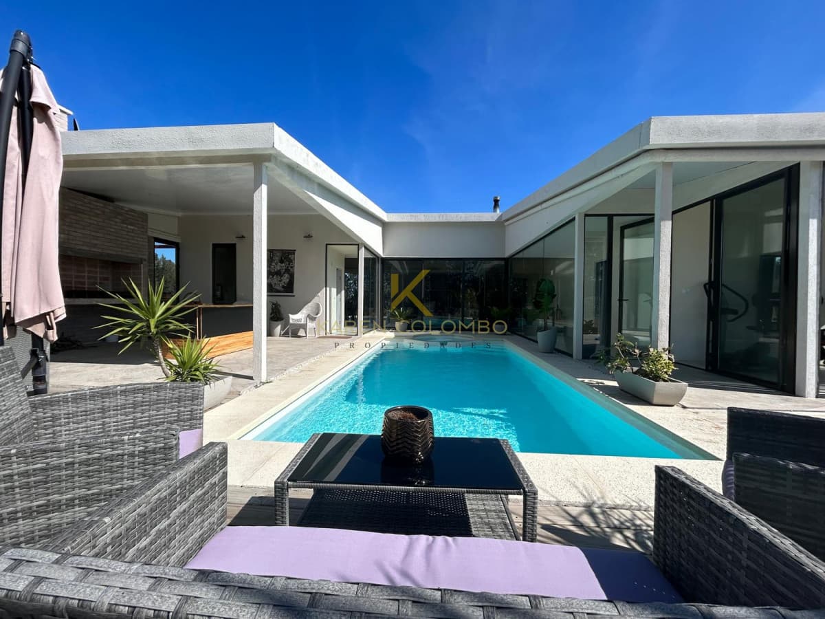 Chacra con casa moderna en venta.