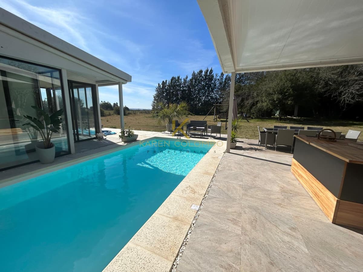 Chacra con casa moderna en venta.