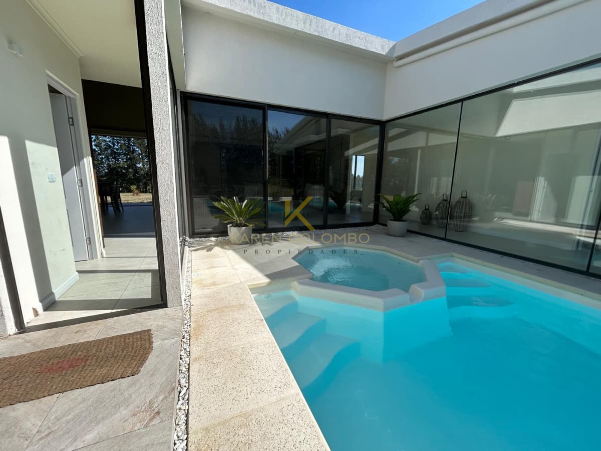 Chacra con casa moderna en venta.
