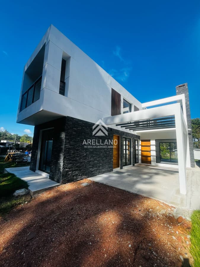 Casa ID.5353 - CASA EN VENTA 3 DORMITORIOS PARQUE BURNETT