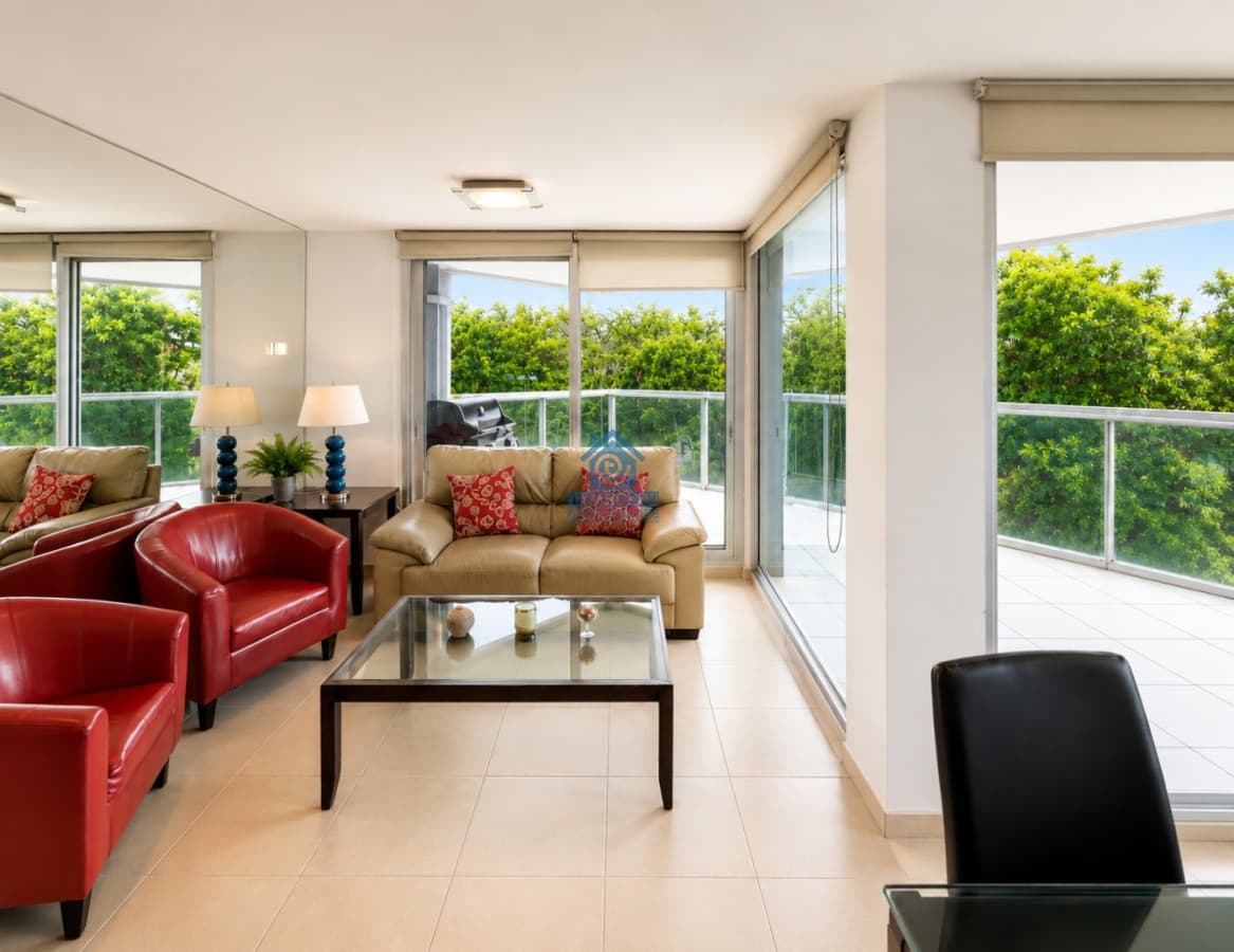 Alquiler anual torre de categoria -3 dormitorios en suite- Playa Mansa  -