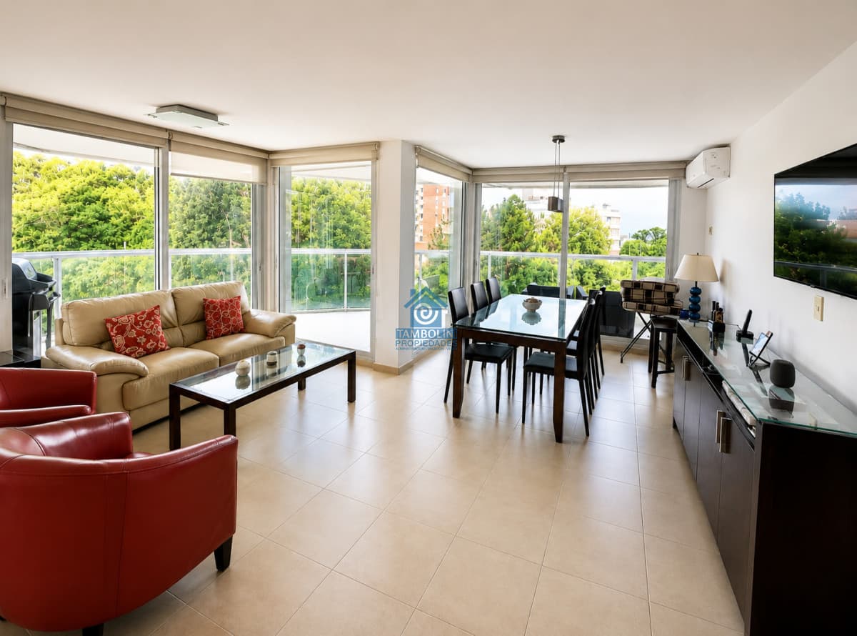 Alquiler anual torre de categoria -3 dormitorios en suite- Playa Mansa  -