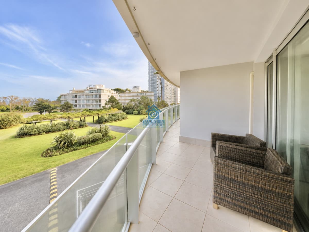 Alquiler anual torre de categoria -3 dormitorios en suite- Playa Mansa  -