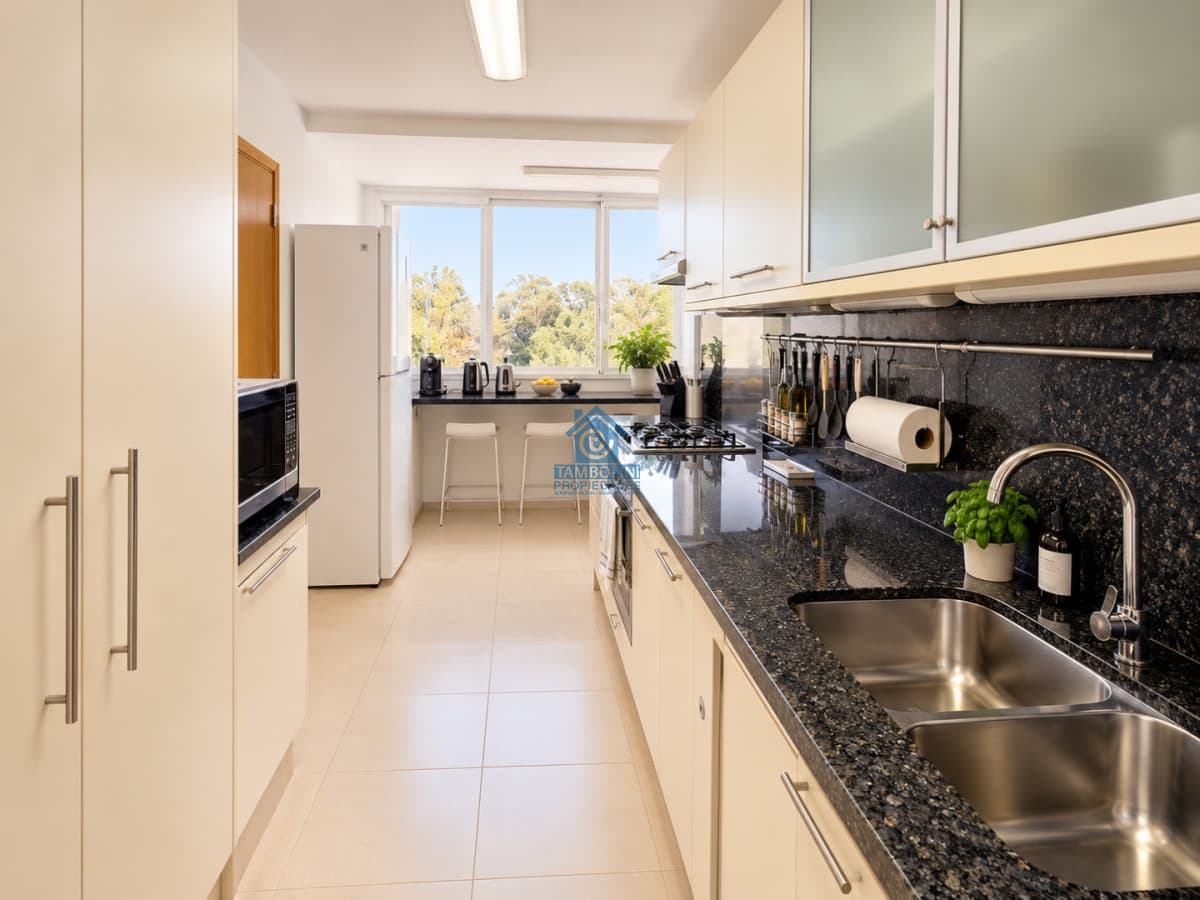 Alquiler anual torre de categoria -3 dormitorios en suite- Playa Mansa  -