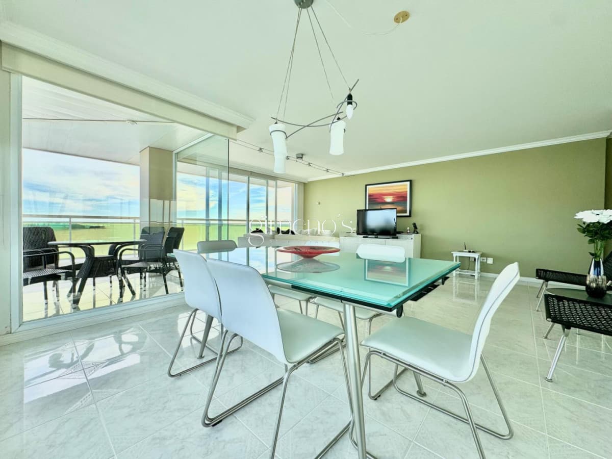 Apartamento en alquiler temporal y anual en playa Mansa Punta del Este.