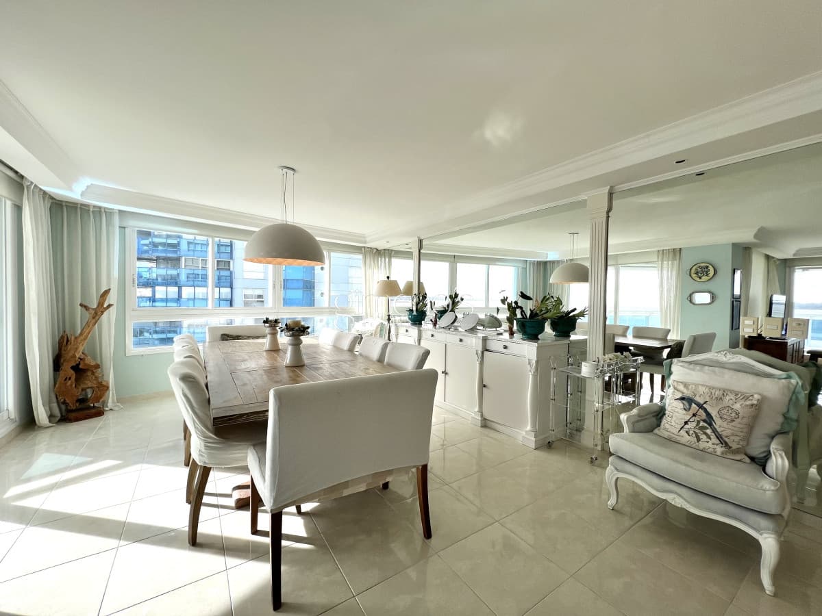 Apartamento en Venta primera linea Playa Mansa, Punta del Este